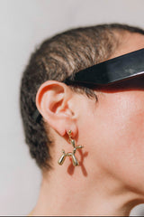 Pendientes de acero chapado en oro 18 quilates, diseño de perrito globoflexia, muy originales.