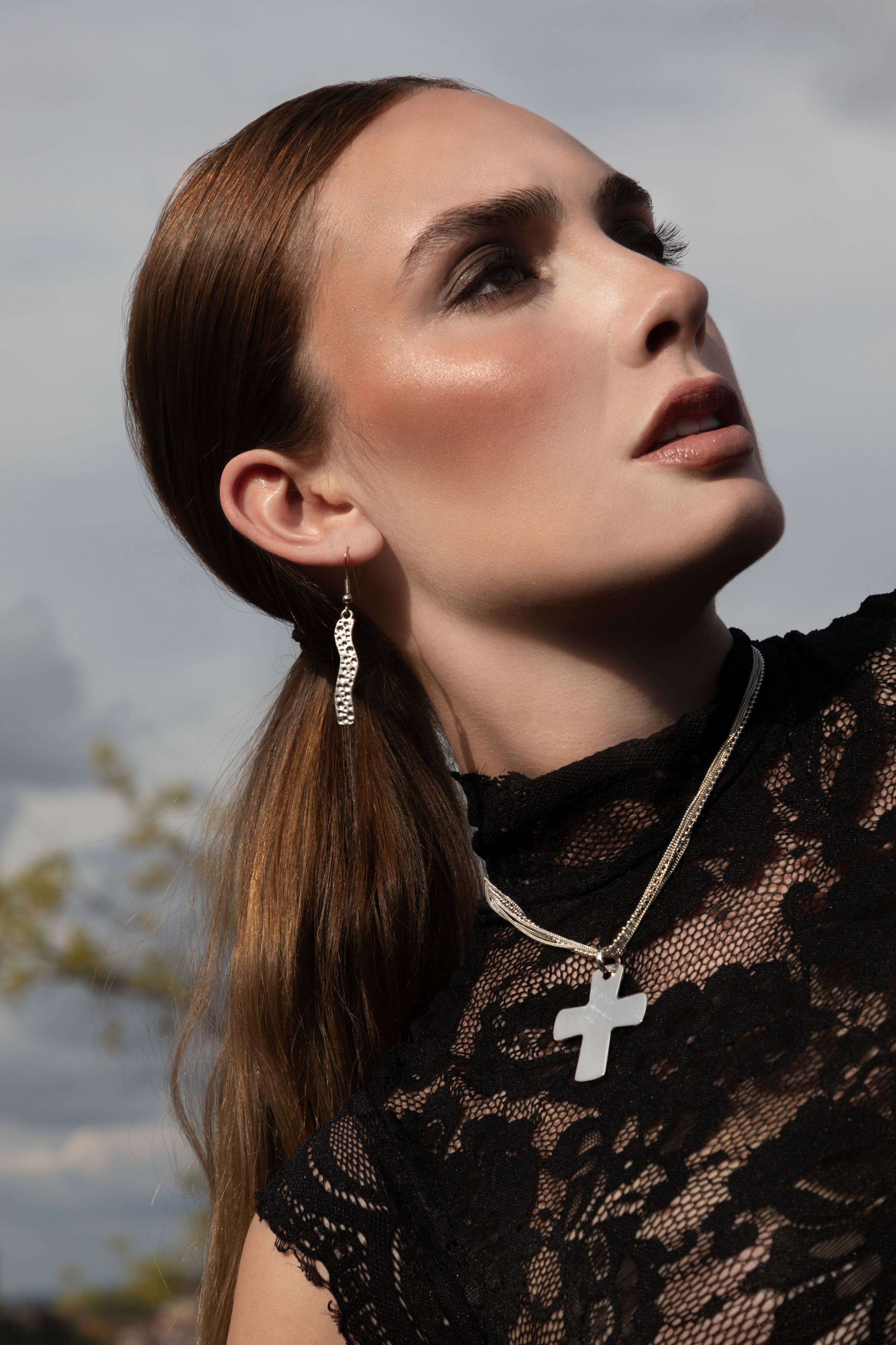 Collar con cruz XL de plata 925 y cadena múltiple de 40 cm, diseño irreverente de Almadiversa