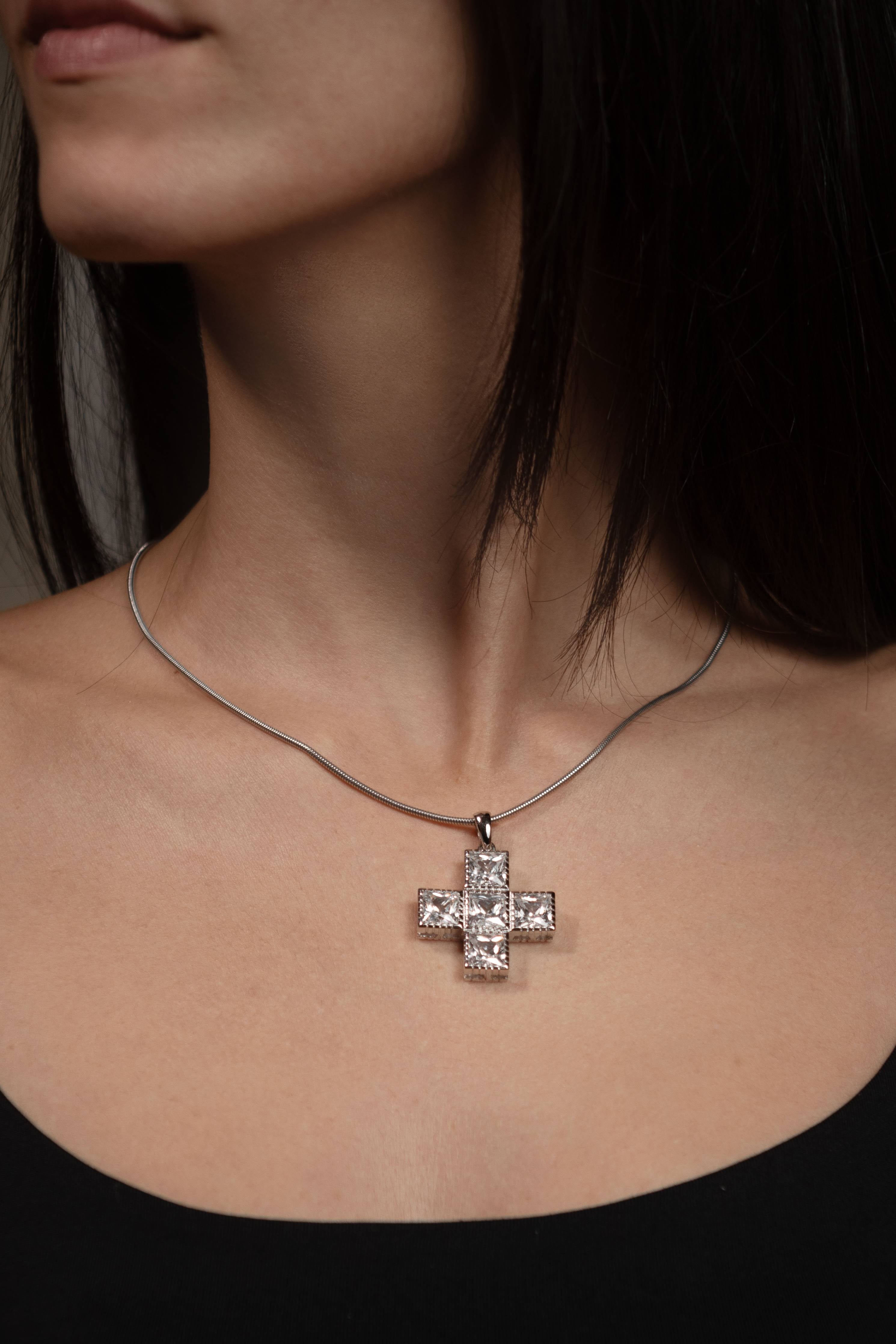 Collar de plata 925 con cruz grande incrustada de circonitas blancas y cadena tipo serpiente de 40 cm, diseño brillante y genderless de ALMADIVERSA