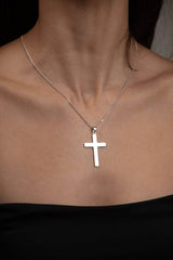 Collar de plata 925 con cruz lisa y cadena fina brillante de 45 cm, diseño minimalista y sin género de ALMADIVERSA