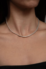 Collar de plata 925 con textura trenzada tipo malla serpiente, diseño elegante, flexible y minimalista de ALMADIVERSA