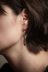 Pendientes de acero inoxidable chapado en plata 925 con forma ondulada y textura martillada, diseño exclusivo de ALMADIVERSA