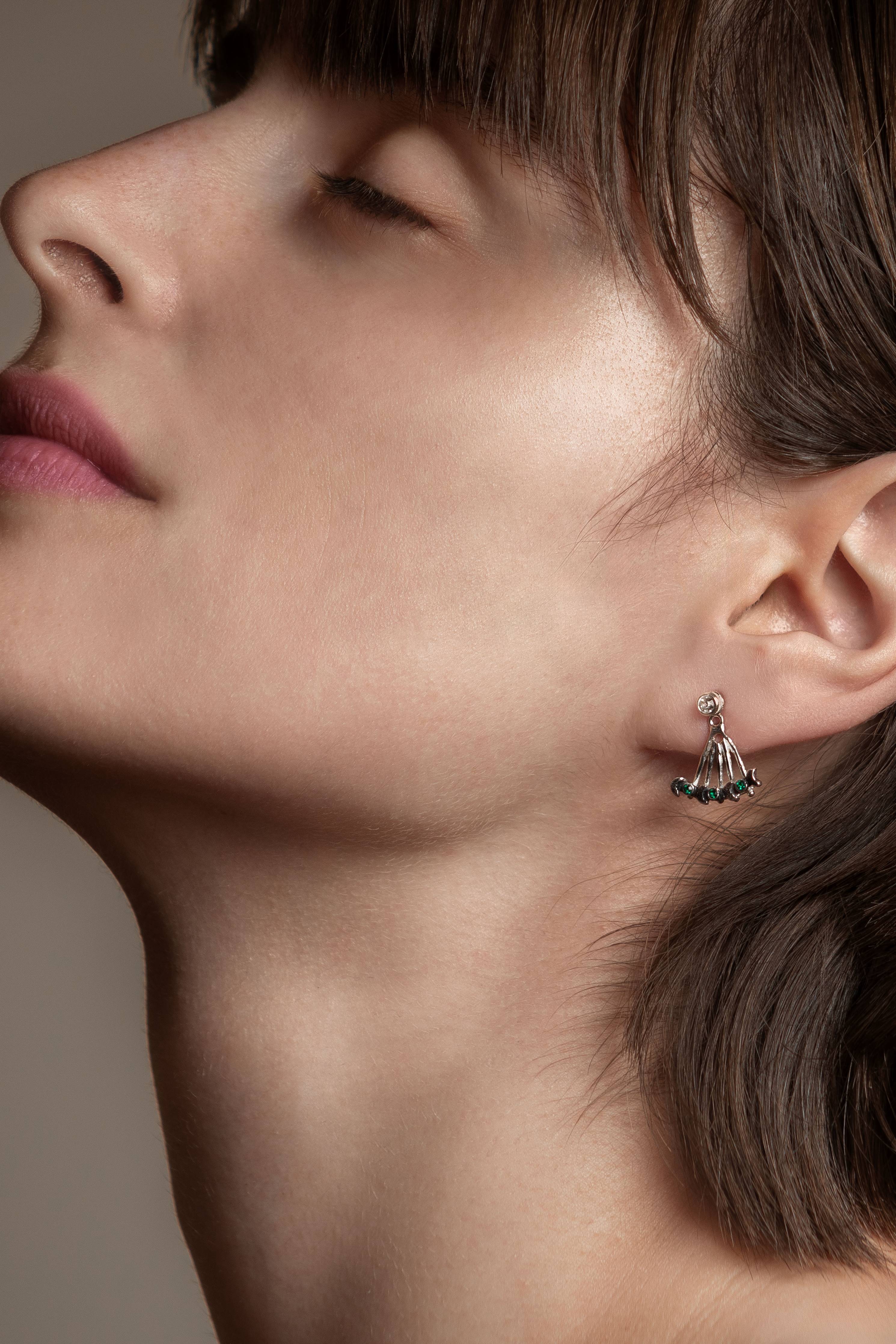 Pendientes de plata 925 con diseño tipo abanico y gemas verdes, estilo escultural y moderno de ALMADIVERSA