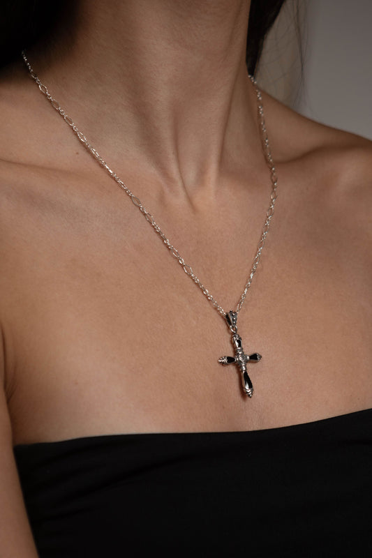 Collar de plata 925 con cruz barroca esmaltada en negro y cadena tipo figaro de 50 cm, diseño gótico y genderless de ALMADIVERSA