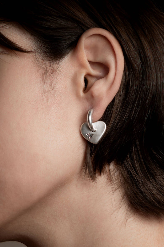Pendientes de plata 925 con diseño de corazón perforado por argolla gruesa y estrella grabada, estilo moderno y sin géner